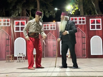 İneg&ouml;l Belediyesi Şehir Tiyatrosu komşu il&ccedil;eye konuk oldu