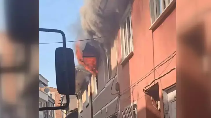 İneg&ouml;l'de 2 katlı binada yangın