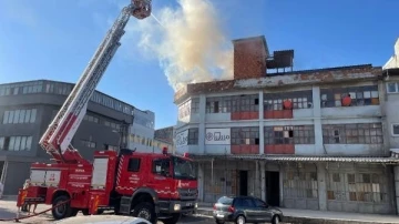 İneg&ouml;l'de 3 katlı mobilya  at&ouml;lyesinin terasındaki  yangın s&ouml;nd&uuml;r&uuml;ld&uuml;