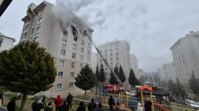 İneg&ouml;l'de 8 katlı binada yangın