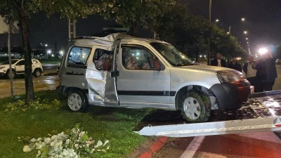 İneg&ouml;l'de ara&ccedil; ağaca &ccedil;arptı, 2 kişi yaralandı