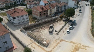  İneg&ouml;l'de atıl vaziyetteki boş alan otoparka d&ouml;n&uuml;ş&uuml;yor