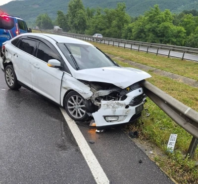 İneg&ouml;l'de bariyere &ccedil;arpan otomobildeki 4 kişi yaralandı