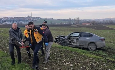 İneg&ouml;l'de &ccedil;arpışan 2 otomobilden biri tarlaya u&ccedil;tu; 2 yaralı