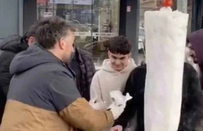 İneg&ouml;l&rsquo;de d&ouml;ner ustasından "kardan d&ouml;ner" ikramı