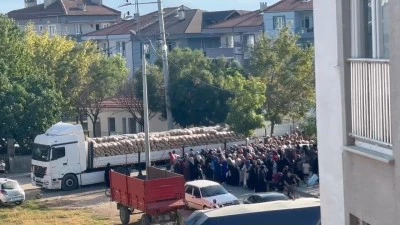 İneg&ouml;l'de hayırsever  1 tır dolusu patatesi vatandaşlara dağıttı