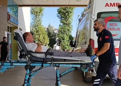 İneg&ouml;l'de iki otomobilin &ccedil;arpıştığı kazada 3 kişi yaralandı