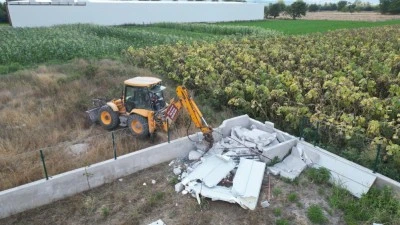 İneg&ouml;l'de ka&ccedil;ak yapılar yıkılıyor