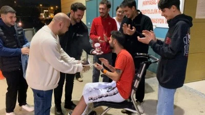 İneg&ouml;l'de kaza ge&ccedil;irdi, hastanede doğum g&uuml;n&uuml; pastası kesti