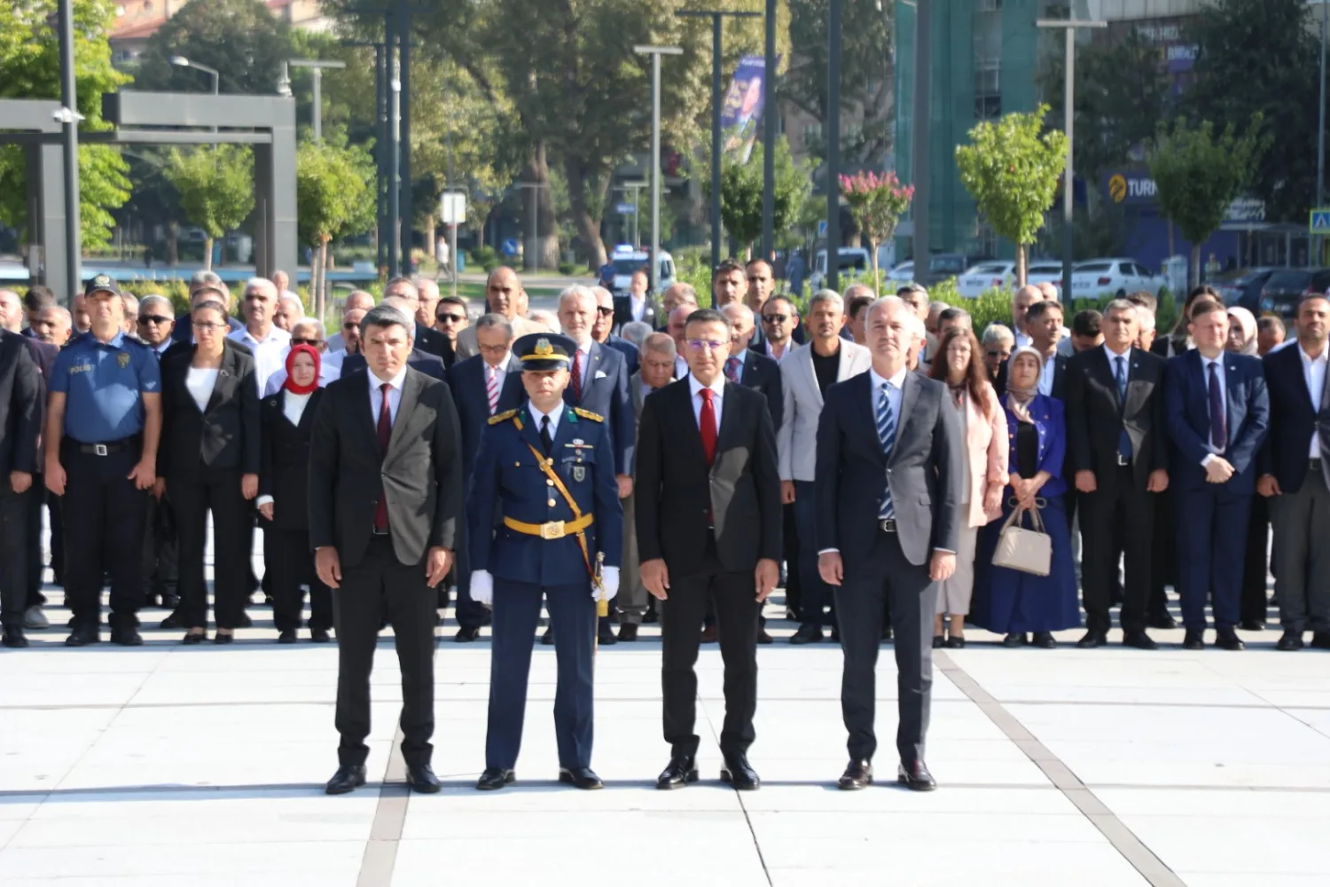 İneg&ouml;l'de Kent Meydanı'nda Zafer Bayramı coşkusu