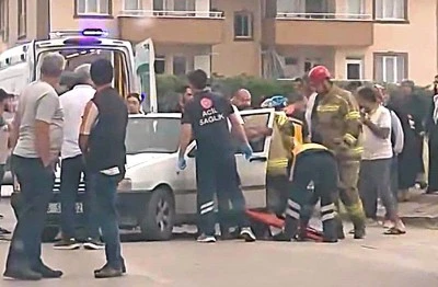 İneg&ouml;l'de minib&uuml;s ile otomobil &ccedil;arpıştı; 9 kişi yaralandı