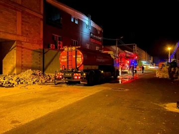 İneg&ouml;l&rsquo;de mobilya aksesuar imalathanesinde yangın: 3 kişi dumandan etkilendi