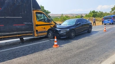 İneg&ouml;l'de otomobil ve kamyonet kafa kafaya &ccedil;arpıştı; 6 yaralı