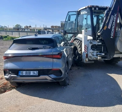 İneg&ouml;l&rsquo;de otomobil iş makinasına &ccedil;arptı: 1 yaralı