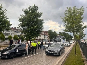 İneg&ouml;l'de yolcu otob&uuml;s&uuml; ile d&uuml;ğ&uuml;n konvoyundaki 3 otomobil kazaya karıştı: 2 yaralı