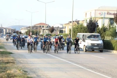 İneg&ouml;l'de 'Zaferden kurtuluşa' sloganıyla bisiklet turu d&uuml;zenlendi