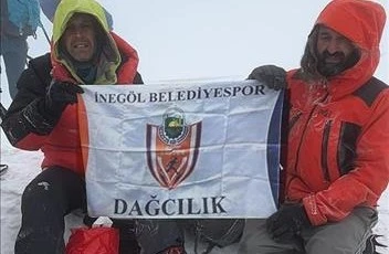 İneg&ouml;ll&uuml; dağcılar Ağrı Dağı'nda zirve yaptı!