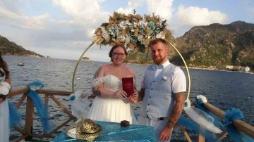 İngiliz gelinin ge&ccedil;en yıl annesi ile babası evlenmişti bu yıl kendisi evlendi
