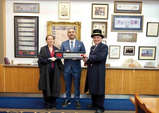 İngiltere&rsquo;de bir T&uuml;rk iş insanına &ldquo;Freeman Onur &Ouml;d&uuml;l&uuml;&rdquo; verildi
