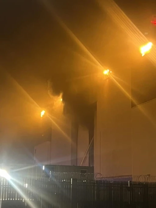 İngiltere&rsquo;de n&uuml;kleer denizaltı tersanesinde yangın: 2 kişi hastanelik oldu
