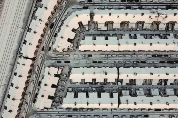 İngiltere&rsquo;de sokaklar beyaza b&uuml;r&uuml;nd&uuml;: Okullar tatil edildi
