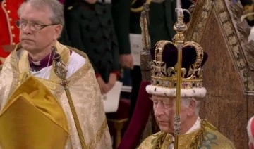 İngiltere Kralı 3. Charles, g&ouml;rkemli bir t&ouml;renle tacını taktı