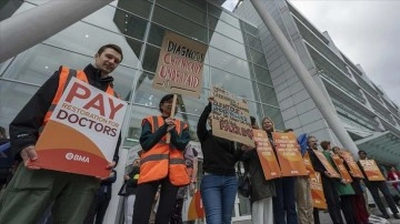İngiltere'de uzman doktorlar ve pratisyen hekimler "ilk kez" birlikte grev d&uuml;zenliyor