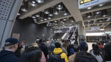 İngiltere'de y&uuml;z binlerce &ccedil;alışan greve gitti