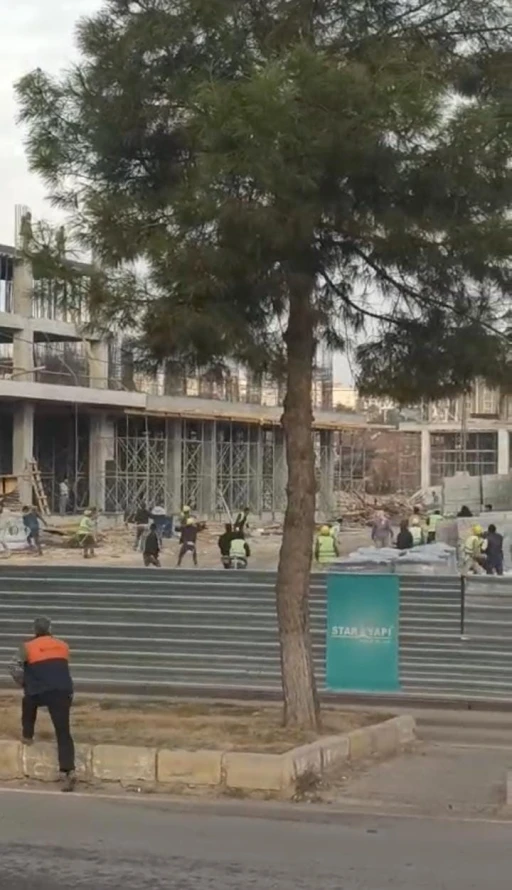 İnşaat iş&ccedil;ileri taşlarla birbirilerine saldırdı
