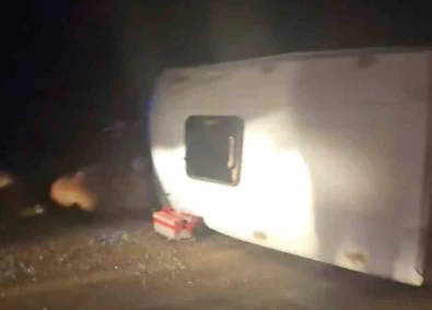 İnşaat iş&ccedil;ilerini taşıyan minib&uuml;s devrildi: 16 yaralı