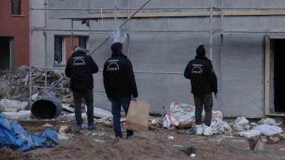 İnşaatın &ccedil;atısından d&uuml;şen iş&ccedil;i ağır yaralandı