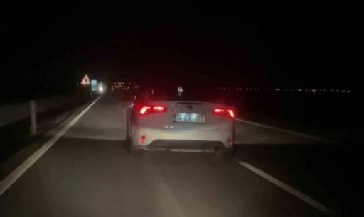 İnsanların canını hi&ccedil;e sayıp trafiği tehlikeye d&uuml;ş&uuml;ren maganda kamerada
