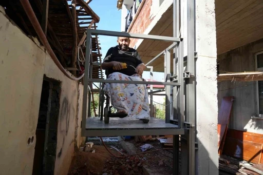 İnsanlık &ouml;lmemiş: Ayağı kesilen vatandaşın evine 70 bin TL&rsquo;lik asans&ouml;r yaptılar
