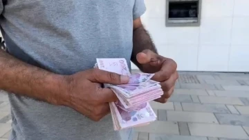 &lsquo;İnsanlık &Ouml;lmemiş&rsquo; dedirten davranış: Tomar tomar para buldu