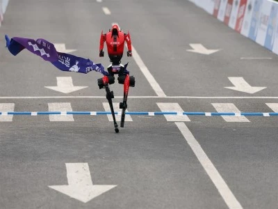 İnsansı robot yarı maratonda d&uuml;nya rekorunu kırdı