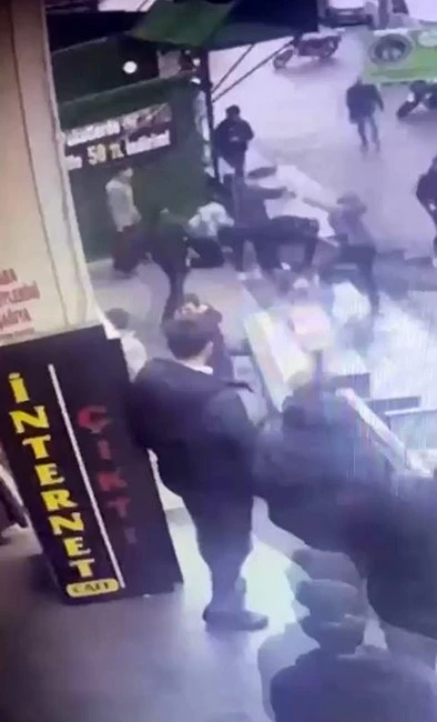 İnternet kafe &ccedil;ıkışı gen&ccedil;lerin tekmeli yumruklu kavgası kamerada
