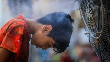 Iraklıların kavurucu sıcaklara karşı serinleme y&ouml;ntemi "su p&uuml;sk&uuml;rtmeli" vantilat&ouml;rler