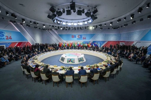 İran Cumhurbaşkanı Pezeşkiyan: &ldquo;Tek kutuplu sistemin temelleri artık &ccedil;&uuml;r&uuml;d&uuml;&rdquo;
