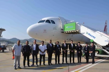 İran&rsquo;dan Gazipaşa-Alanya Havalimanı&rsquo;na ilk kez d&uuml;zenlenen u&ccedil;ak seferinde yolcular &ccedil;i&ccedil;eklerle karşılandı
