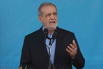 İran&rsquo;dan g&ouml;vde g&ouml;sterisi: Yeni balistik f&uuml;zesi ile kamikaze İHA ilk kez sergilendi
