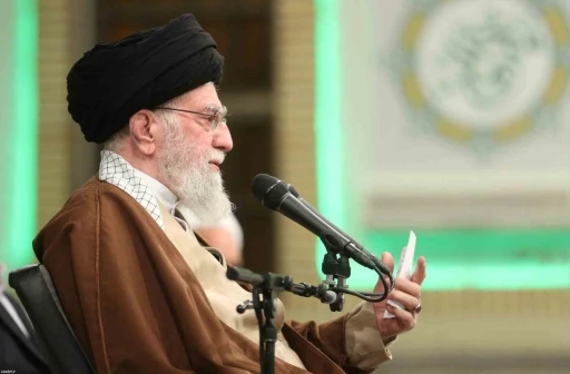 İran dini lideri Hamaney&rsquo;den h&uuml;k&uuml;mete uyarı: "ABD&rsquo;nin diplomatik g&uuml;l&uuml;msemelerinin ardındaki kini unutmamalıyız"
