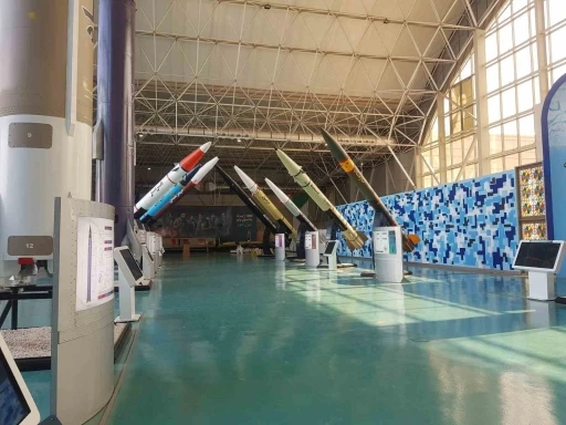 İran, İsrail saldırısında kullandığı f&uuml;zeleri sergiledi
