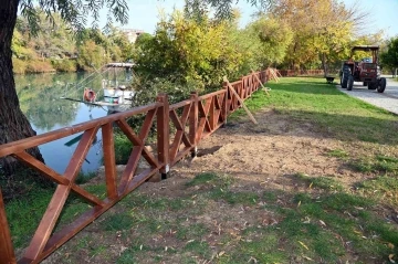 Irmak kenarlarına korkuluklu &ouml;nlem
