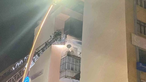 İş hanında koltuktan yangın &ccedil;ıktı
