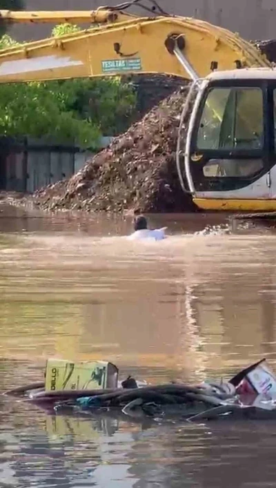 İş makinası operat&ouml;r&uuml;nden oyunları aratmayan kurtarma operasyonu
