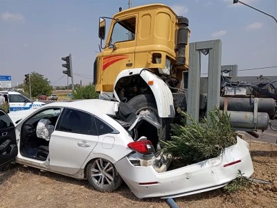 İş makinesi otomobili ezdi ge&ccedil;ti: 3 yaralı! 