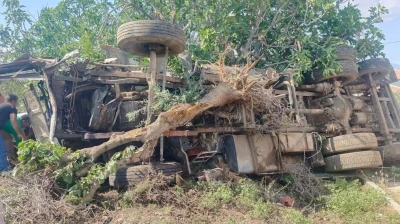 İş makinesini deviren s&uuml;r&uuml;c&uuml; faciayı engelledi

