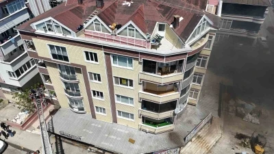 İş yeri deposunda korkutan yangın: 10 kişi tahliye edildi