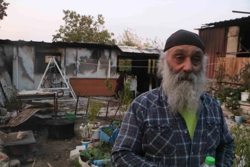 İş yeri ve konteyneri yanan depremzede vatandaş g&ouml;zyaşlarına hakim olamadı
