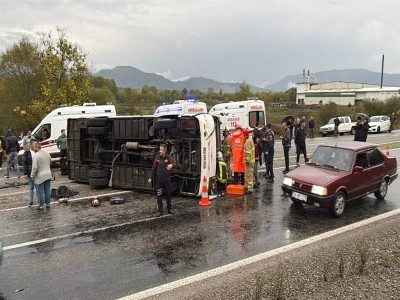 İş&ccedil;i servis midib&uuml;s&uuml; devrildi: 1 &ouml;l&uuml;, 19 yaralı